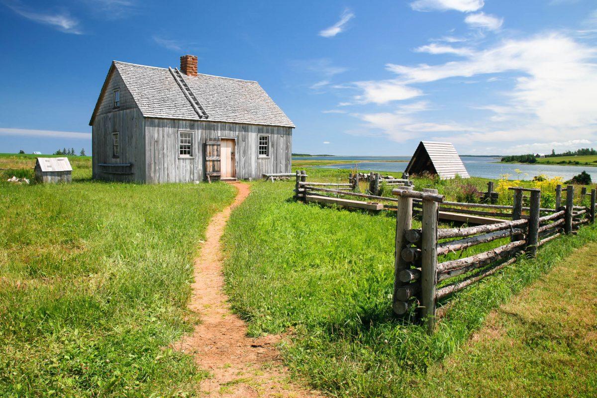 An old homestead from around 1700 on Prince Edward Island, Canada - © onepony / Fotolia